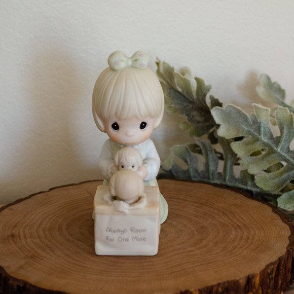 Precious Moments Girl with puppies' figurine, Enesco 1988 - Picture 3 of 6